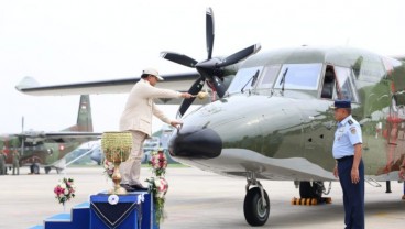 Prabowo Serahkan Lima Pesawat Buatan Lokal ke TNI AU