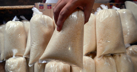 Pedagang mengemas gula pasir di Pasar Minggu, Jakarta. Bisnis/Fanny Kusumawardhani