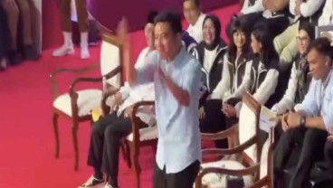 Momen Gibran Berdiri dan Jadi "Pemandu Sorak" saat Prabowo Jawab Polemik Ketua MK
