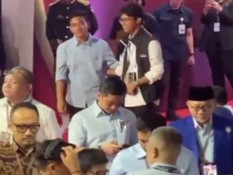 Alam Ganjar Panen Pujian usai Tertangkap Kamera Salami Gibran di Debat Pertama Capres