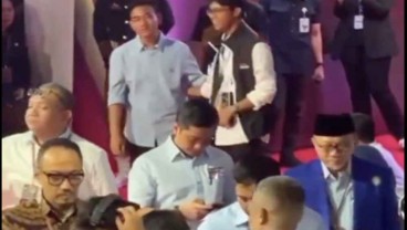 Alam Ganjar Panen Pujian usai Tertangkap Kamera Salami Gibran di Debat Pertama Capres