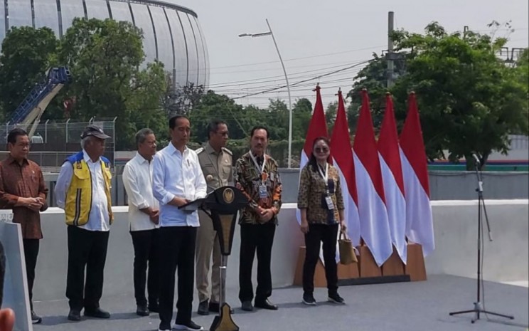 Presiden Joko Widodo (Jokowi) saat melakukan peresmian Stasiun Pompa Ancol Sentiong, Pademangan, Jakarta Utara, Senin (11/12/2023). - Bisnis/ Akbar Evandio
