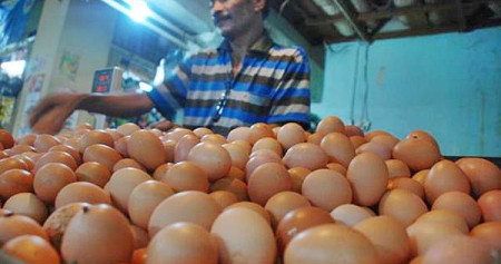 Ilustrasi pedagang telur di pasar tradisional sebagai target penyaluran Kredit Usaha Rakyat (KUR) pada 2024./JIBI-Dedi Gunawan