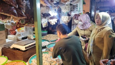 Disperindag Jabar Temukan Mi dan Ikan Asin Berformalin di Pasar BTM Cicadas