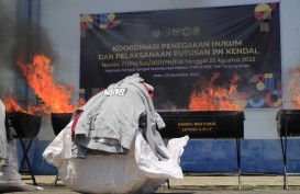 537 Bal Karung Pakaian Awul-Awul Dimusnahkan Bea Cukai di Semarang