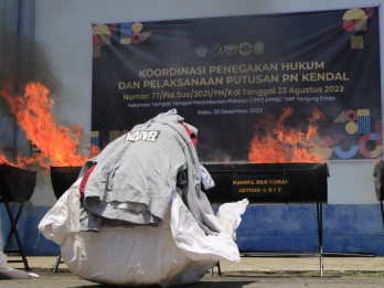 537 Bal Karung Pakaian Awul-Awul Dimusnahkan Bea Cukai di Semarang