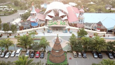 Saloka Pecahkan Rekor MURI dengan Pohon Natal Tertinggi dari Eceng Gondok