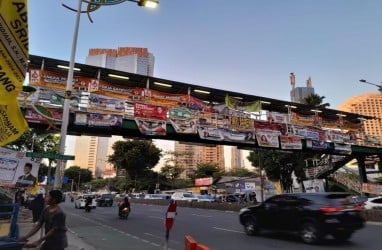 Pojok Jakarta: Penuh Sesak Wajah Caleg di 'Kuburan' hingga JPO Karet