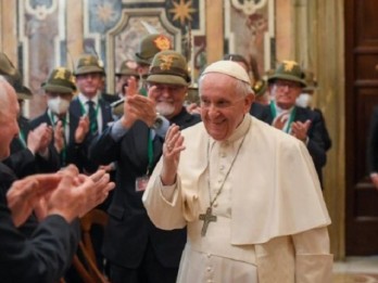 Gebrakan Terbaru Paus Fransiskus Pasca-Setujui Pemberkatan Pasangan Sejenis