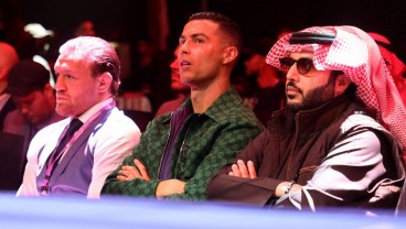 Nonton Tinju, Wajah Manyun Ronaldo Duduk di Samping Conor McGregor Viral