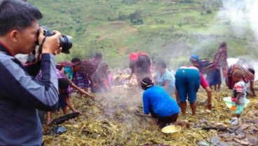 7 Tradisi Unik Perayaan Natal di Indonesia, Ada Bakar Batu di Papua