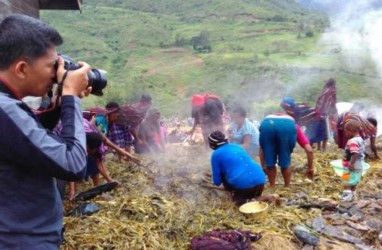 7 Tradisi Unik Perayaan Natal di Indonesia, Ada Bakar Batu di Papua