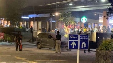 Sebuah Mobil Terbakar di Parkiran Solo Paragon Mall saat Malam Natal