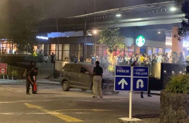 Sebuah Mobil Terbakar di Parkiran Solo Paragon Mall saat Malam Natal