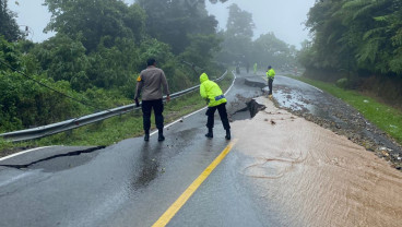 Hati-hati, Akses Jalan Sumbar - Riau Tertutup Longsor