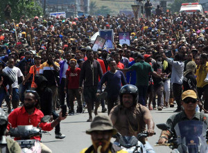Arak-Arakan Jenazah Lukas Enembe Menuju Tempat Persemayaman Diwarnai Kericuhan