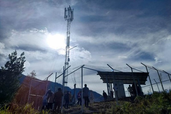 BTS 4G Bakti aktif di Desa Asotapo, Papua Pegunungan. Warga sekitar memanfaatkan internet untuk belajar dan mengakses berita/BISNIS-Leo Dwi Jatmiko.