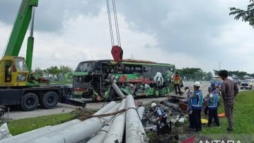 Bus Restu Kecelakaan dengan Tronton di Tol Ngawi, Dua Orang Meninggal