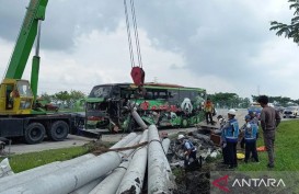 Bus Restu Kecelakaan dengan Tronton di Tol Ngawi, Dua Orang Meninggal