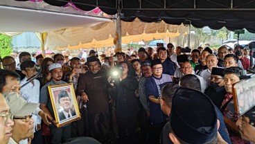 Jenazah Rizal Ramli Dimakamkan Satu Liang Lahad Mendiang Istri