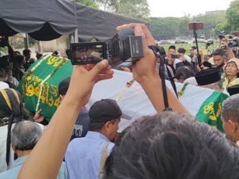 Rintik Hujan Iringi Pemakaman Rizal Ramli di TPU Jeruk Purut