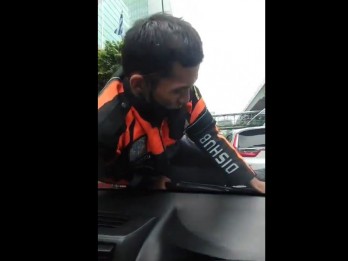 Viral Petugas Dishub DKI Naik ke Kap Mobil Pribadi, Anggota DPRD Bilang Begini