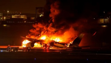 Petinggi Japan Airlines Membungkuk Meminta Maaf atas Insiden di Bandara Haneda