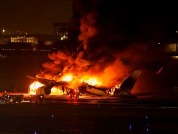 Petinggi Japan Airlines Membungkuk Meminta Maaf atas Insiden di Bandara Haneda