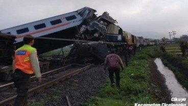 Petugas SAR Evakuasi Korban Tabrakan Kereta Api Turangga dan Bandung Raya