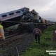 Petugas SAR Evakuasi Korban Tabrakan Kereta Api Turangga dan Bandung Raya