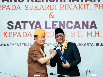 Terima Bintang Kehormatan LVRI, Sukardi Rinakit: Para Veteran Sudah Membayar Kebebasan Kita