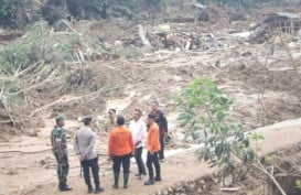 Kunjungi Lokasi Longsor Subang, Bey Minta Warga Waspadai Curah Hujan Ekstrem