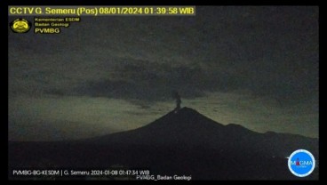 Gunung Semeru Erupsi dengan Tinggi Letusan Mencapai 2 Kilometer