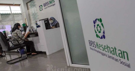 Karyawan melayani peserta di salah satu kantor cabang Badan Penyelenggara Jaminan Sosial (BPJS) Kesehatan di Jakarta, Selasa (12/7/2022). Bisnis/Fanny Kusumawardhani