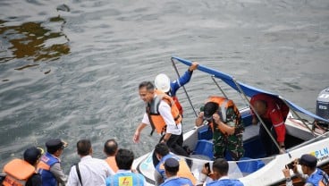 Bey Machmudin Pantau Penertiban Keramba Jaring Apung di Cirata