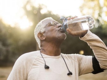 Cara Mengatasi Keracunan Makanan, Perbanyak Minum Air Putih