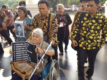 Peringati 17 Tahun Aksi Kamisan, Keluarga Korban Pelanggaran HAM Gelar Aksi di Istana