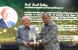 HUT ke-20 Tahun, SBM ITB Berikan Penghargaan untuk Emil Salim