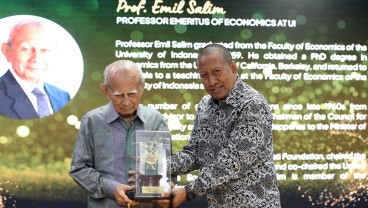 HUT ke-20 Tahun, SBM ITB Berikan Penghargaan untuk Emil Salim