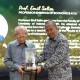 HUT ke-20 Tahun, SBM ITB Berikan Penghargaan untuk Emil Salim