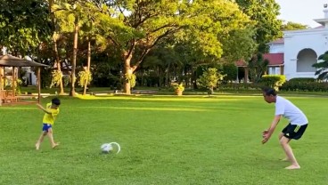 Jelang Debat Sang Anak, Jokowi Pilih Main Sepak Bola dengan Cucu