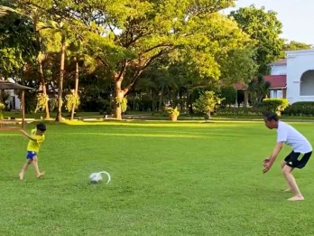 Jelang Debat Sang Anak, Jokowi Pilih Main Sepak Bola dengan Cucu