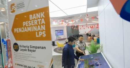 Nasabah mencari informasi simpanan di kantor cabang Bank Raya yang merupakan bank peserta penjaminan LPS di Jakarta, Rabu (30/8/2023). Bisnis/Himawan L Nugraha