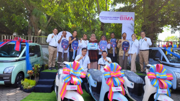 Bank Jateng Cabang Koordinator Pati Serahkan Hadiah Mobil Listrik
