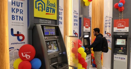 Nasabah melakukan transaksi melalui mesin anjungan tunai mandiri (ATM) milik PT Bank Tabungan Negara (Persero) Tbk. (BBTN) di Jakarta, Rabu (21/12/2022). /Bisnis-Eusebio Chrysnamurti