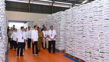 Jokowi Tinjau Gudang Bulog Bengkal Lor, Cek Stok Beras dan Salurkan Bantuan Pangan