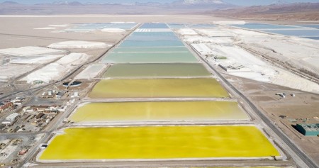 Kolam air garam di tambang lithium di Calama, wilayah Antofagasta, milik produsen lithium terbesar di dunia, Albemarle Corp./Bloomberg