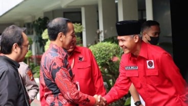 Ganjar Kampanye di Jateng, Jokowi Bagi-bagi Bansos di Kandang Banteng