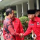 Ganjar Kampanye di Jateng, Jokowi Bagi-bagi Bansos di Kandang Banteng