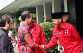 Ganjar Kampanye di Jateng, Jokowi Bagi-bagi Bansos di Kandang Banteng